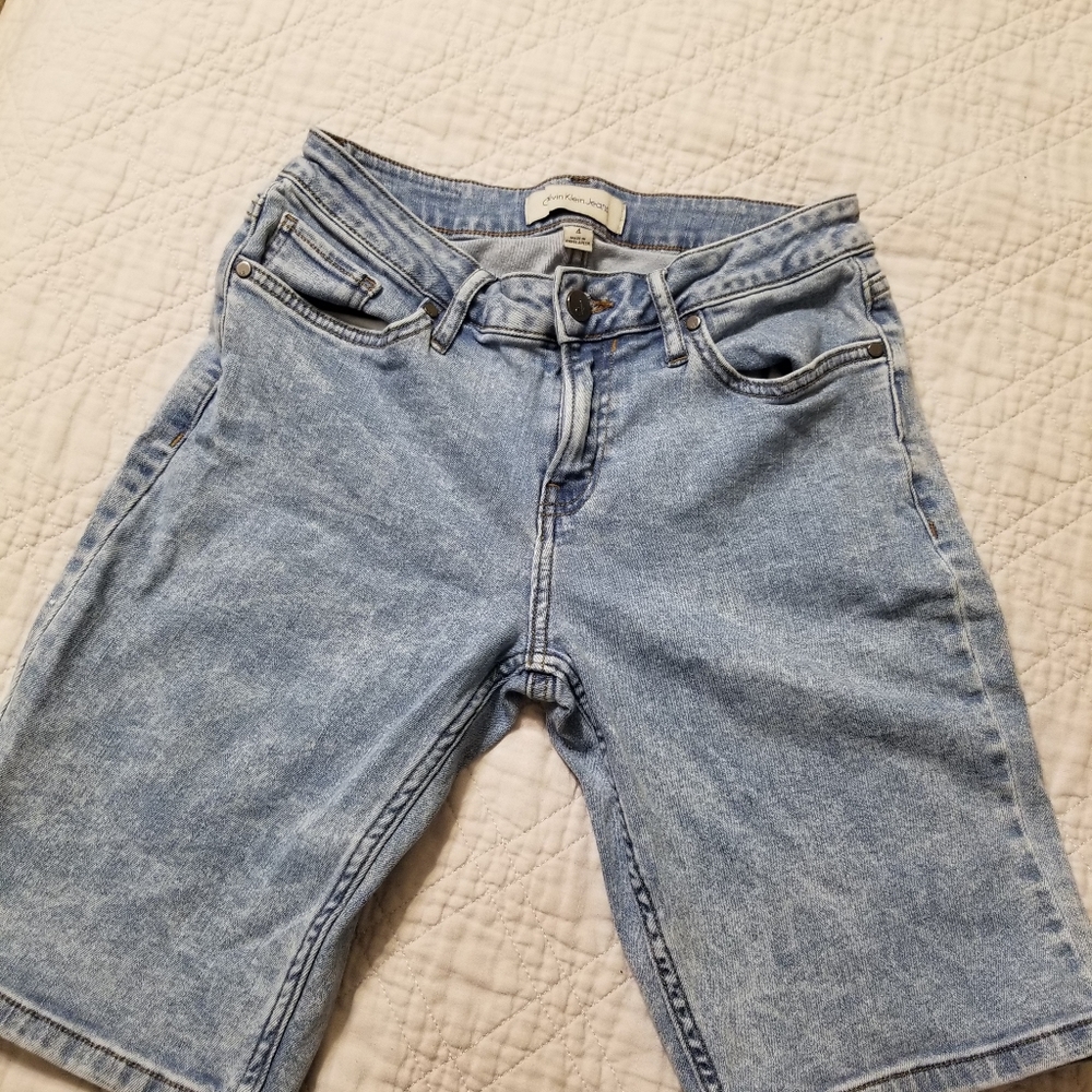 Women's Calvin Klein vintage wash stretch denim shorts in size 4